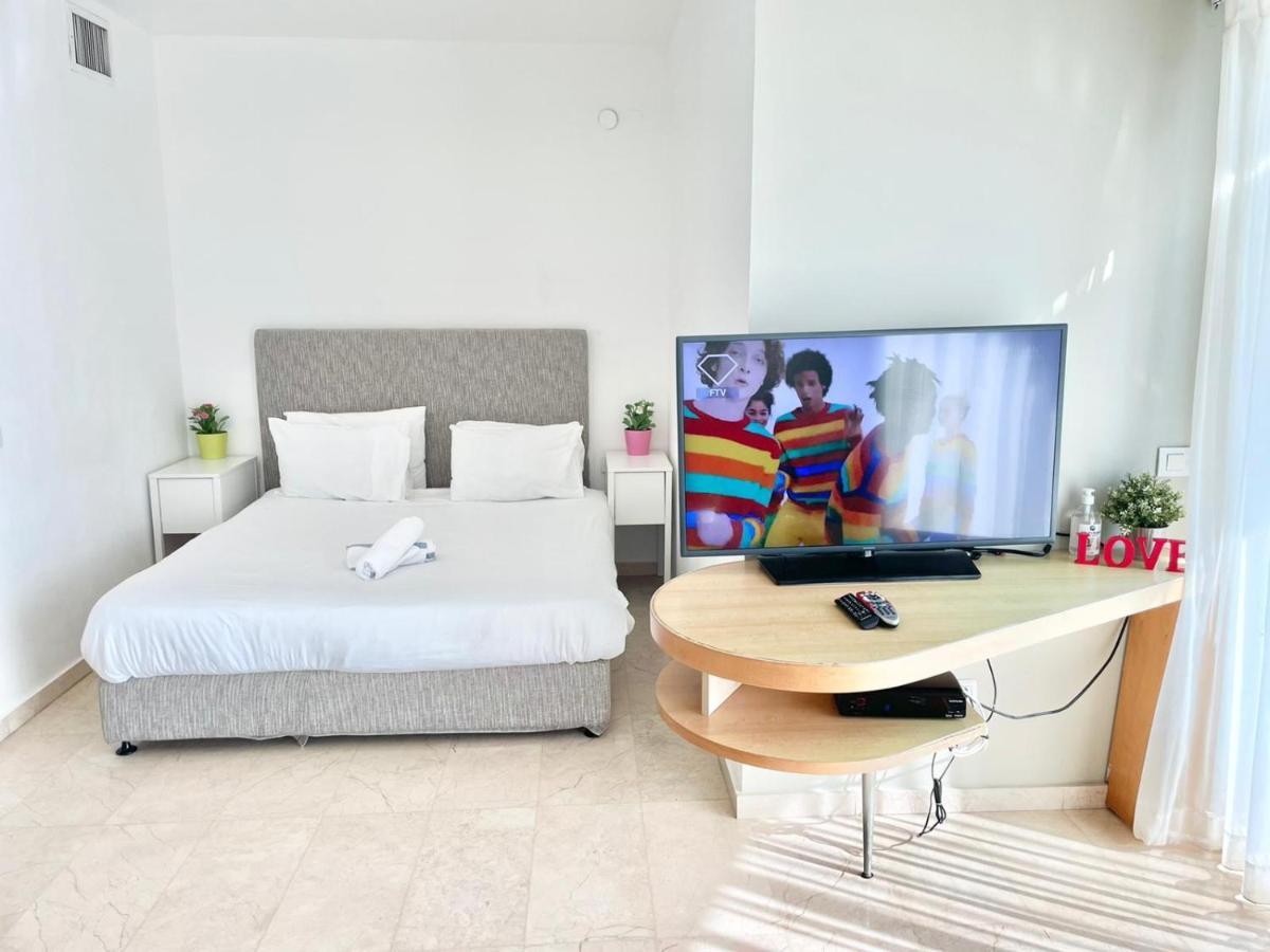Oceanus Apartment Hotel Herzelia Екстериор снимка